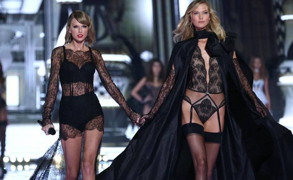La popstar Taylor Swift e la modella Karlie Kloss durante il Fashion Show di Londra. (Getty Images)